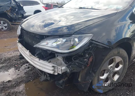 2018 Chrysler Pacifica Hybrid Touring L z USA, uszkodzony, nr VIN 2C4RC1L79JR262247